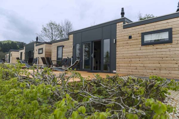 Moderne houten vakantiehuizen op camping Europacamping Nommerlayen met houten terras en open deuren.