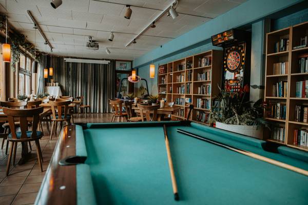 Europacamping Nommerlayen binnenkant met pooltafel en bibliotheek