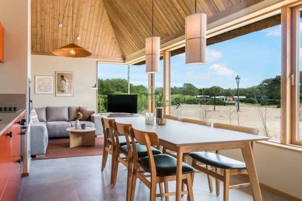 Innenbereich des Hvidbjerg Strand Ferieparks mit Küche und Esszimmer.