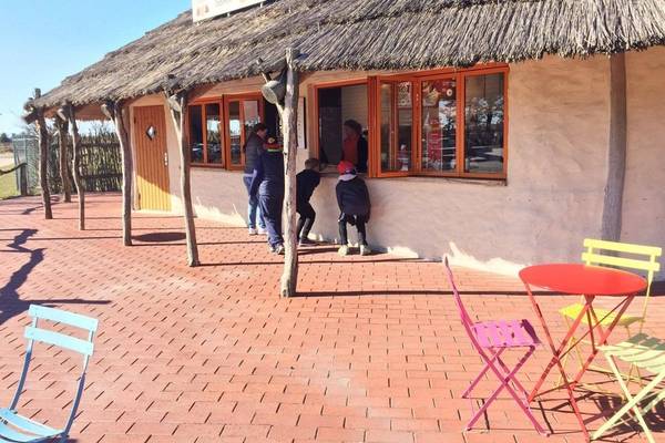 Tienda de helados Jambo Feriepark con niños mirando por la ventana.