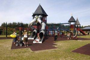 Parque de juegos al aire libre Jambo Feriepark con toboganes y estructuras de juego.