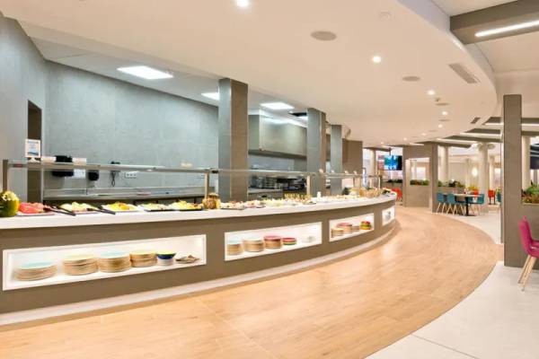 Vue intérieure du restaurant La Marina Camping & Resort avec un buffet de plats et des tables.