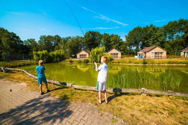 Due giovani pescano nel campeggio Papillon Country Resort