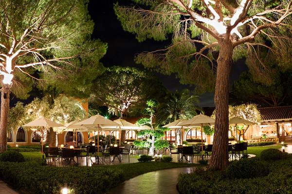 Playa Montroig Camping Resort have med oplyste parasoller om natten.
