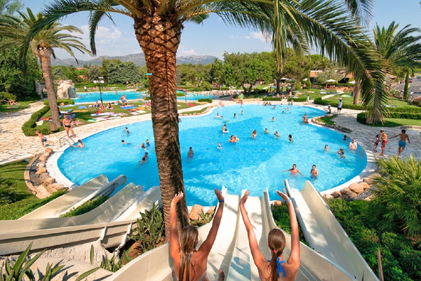 Playa Montroig Camping Resort pool med svømmende mennesker og to kvinder på vandrutsjer.