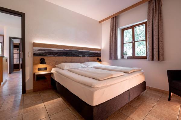 Dormitorio con cama y ventana en el camping