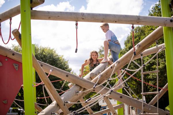 Niños en un parque de juegos en el camping Strandcamping Waging am See.