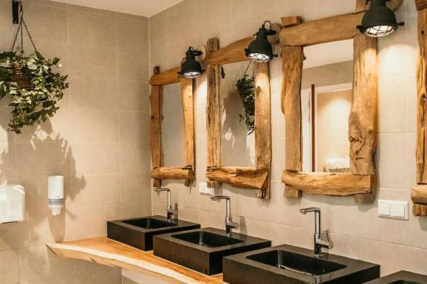 Badezimmer im Strandpark De Zeeuwse Kust mit Holzrahmen und Waschbecken