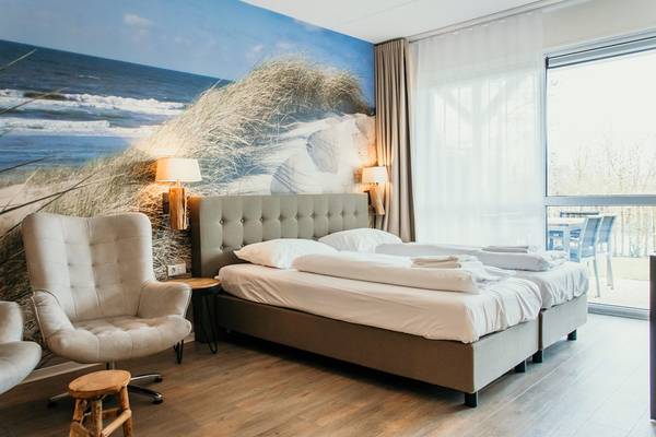 Doppelbettzimmer im Campingplatz Strandpark De Zeeuwse Kust mit Strand-Tapete.