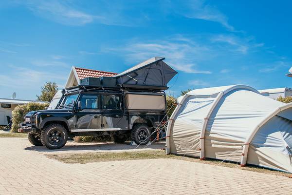 Schwarzer Jeep mit Zelt im Strandpark De Zeeuwse Kust Camping