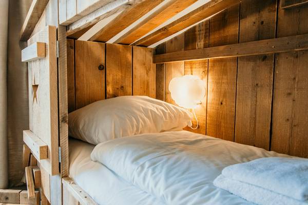 Doppelstockbett mit Kissen und Nachtlicht im Campingplatz Strandpark De Zeeuwse Kust.