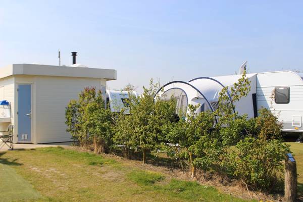 Strandpark De Zeeuwse Kust Campingplatz mit Privatbad und Zelt.
