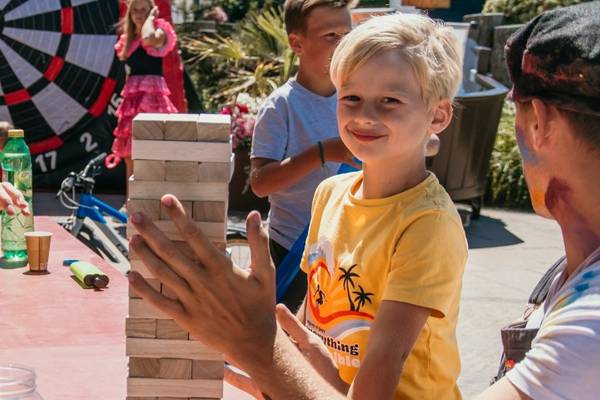 Kinder spielen Turmbau im Campingplatz Strandpark De Zeeuwse Kust.