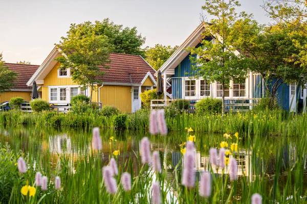 En række farverige huse ved Sudsee-Camp camping ved vandet.
