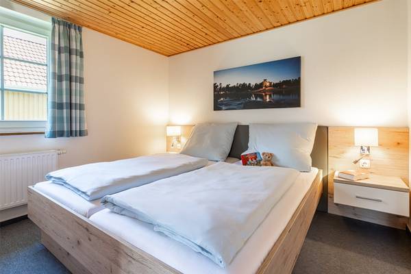 Dobbeltværelse på Sudsee-Camp camping med to senge og udsigt til nattehimmelen.