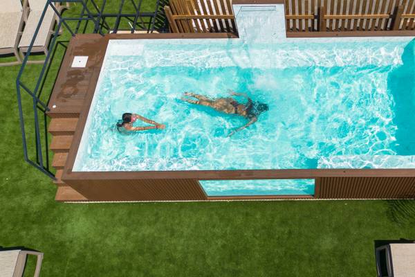 Dos personas nadando en una piscina en el Turiscampo Camping Club Algarve.