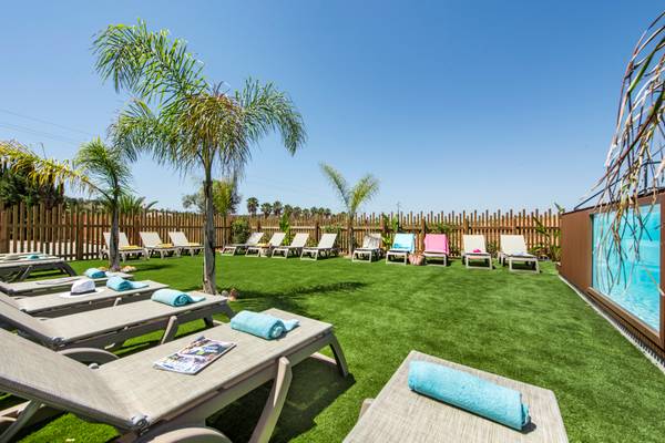 Sillas de sol con toallas en el Turiscampo Camping Club Algarve