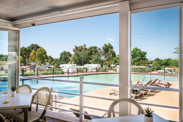 Terraza con vista a la piscina en Turiscampo Camping Club Algarve