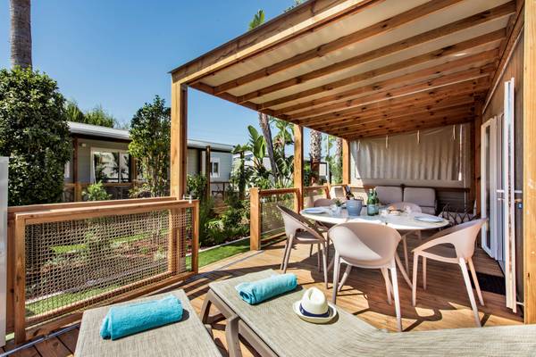 Terraza del Camping Club Turiscampo Algarve con zona de comedor al aire libre.