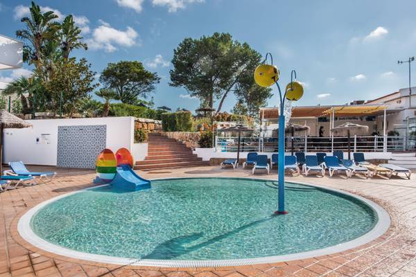 Piscina en Turiscampo Camping Club Algarve con tobogán colorido y tumbonas.