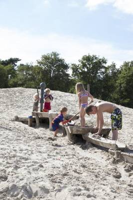 Kinder spielen im Sandkasten auf Camping De Paal