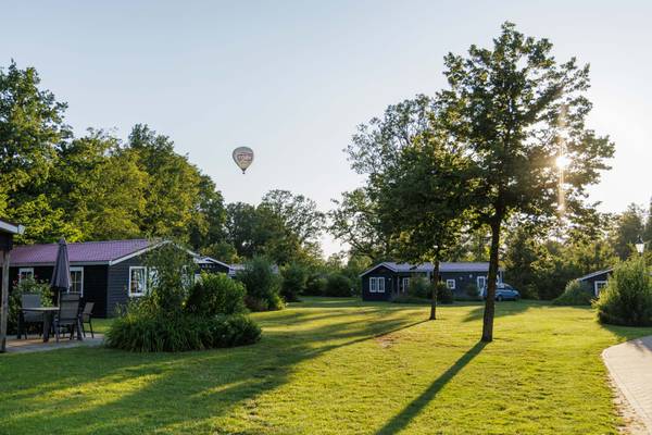 Camping Vakantiepark De Twee Bruggen med varmluftsballon og huse