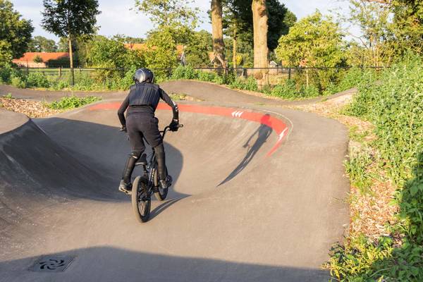 Cykelrytter kører på en rampe i Vakantiepark De Twee Bruggen camping.