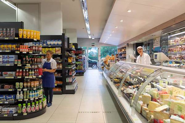 Medewerkers aan de servicebalie in een supermarkt