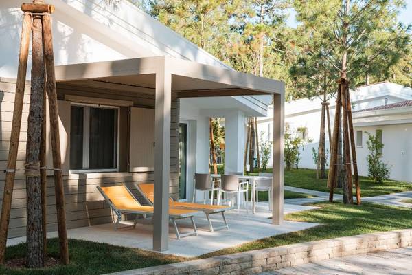 Camping Villaggio Turistico Internationale met terras, ligstoelen en tafel