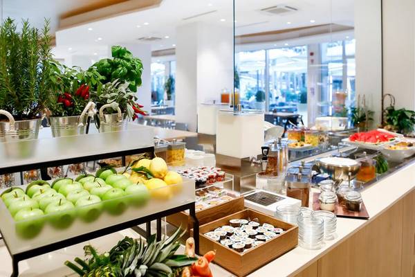 Buffettafel met fruit en drankjes in Villaggio Turistico Internazionale