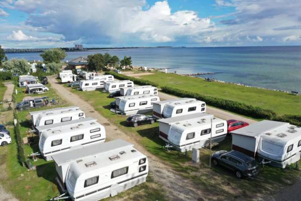 Luftaufnahme des Campingplatzes Wulfener Hals mit mehreren Wohnwagen und geparkten Autos