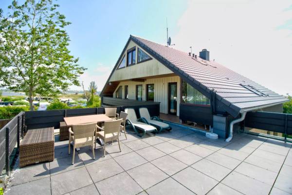 Dachterrasse des Wulfener Hals Campingplatzes mit Blick auf den Strand.