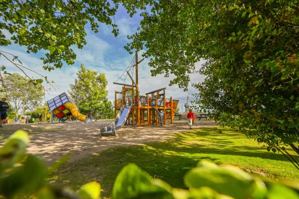 Spielplatz auf dem Wulfener Hals Campingplatz mit Rutschen und Kletterstrukturen.
