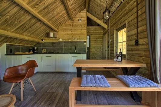 Interieur van Camping De Wildhoeve, met keuken en zithoek.
