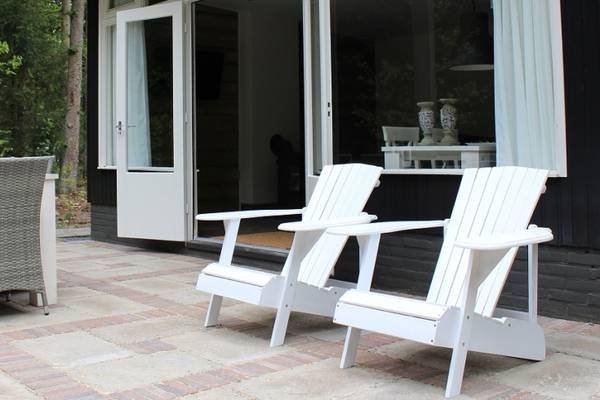 Terras met zitgroep en tafel bij Camping De Wildhoeve