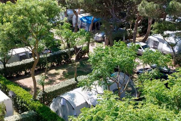 Vue aérienne du Camping Village Le Brasilia avec des tentes et des voitures.