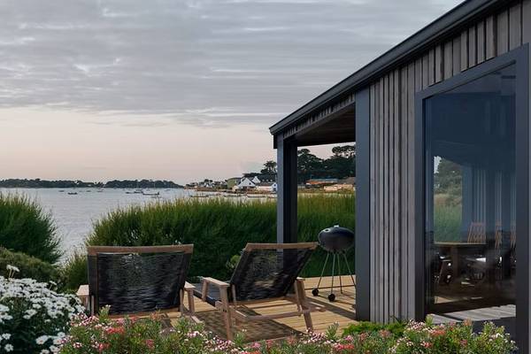 Terrass på Camping Les Mouettes med havudsigt og stole