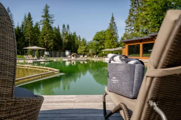 Freiluft-Lounge-Sessel mit einer Tasche auf dem Campingplatz des Zugspitz Resorts.
