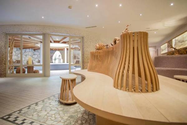 Innenbereich des Zugspitz Resorts mit hölzernen Elementen und Sitzgelegenheiten.