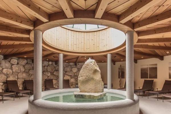 Zugspitz Resort Innenbereich mit einem großen Stein im Pool