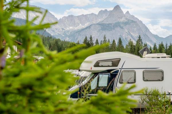 Campingplatz mit Wohnwagen vor Bergen, Zugspitz Resort