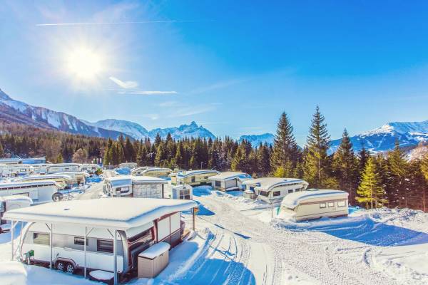 Zugspitz Resort Campingplatz mit weißen Wohnwagen im Schnee im Winter