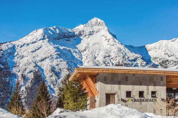 Schneebedeckte Berge mit Zugspitz Resort Gebäude im Vordergrund