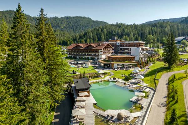 Luftaufnahme des Zugspitz Resort Campingplatzes mit großem Schwimmbad und Bergblick.