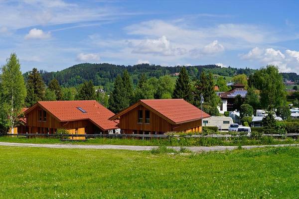 Hopfensee camping met houten chalets in de lente