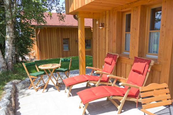 Terras met loungestoelen en tafel op Camping Hopfensee