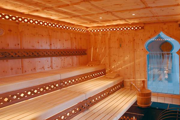 Houten sauna met banken en een houten emmer, Camping: Camping Hopfensee