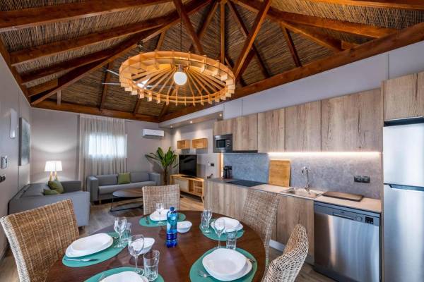 Intérieur du camping La Marina Camping & Resort avec une salle à manger et une cuisine.