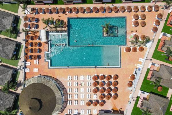 Vue aérienne du camping La Marina Resort montrant une grande piscine et des cabanas