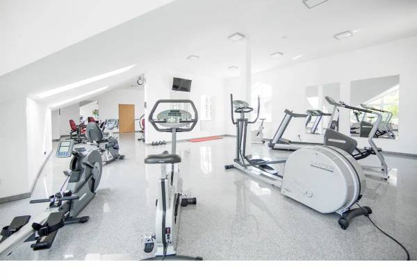 Fitnessraum im Ostseecamping Heide mit verschiedenen Trainingsgeräten und modernem Interieur.